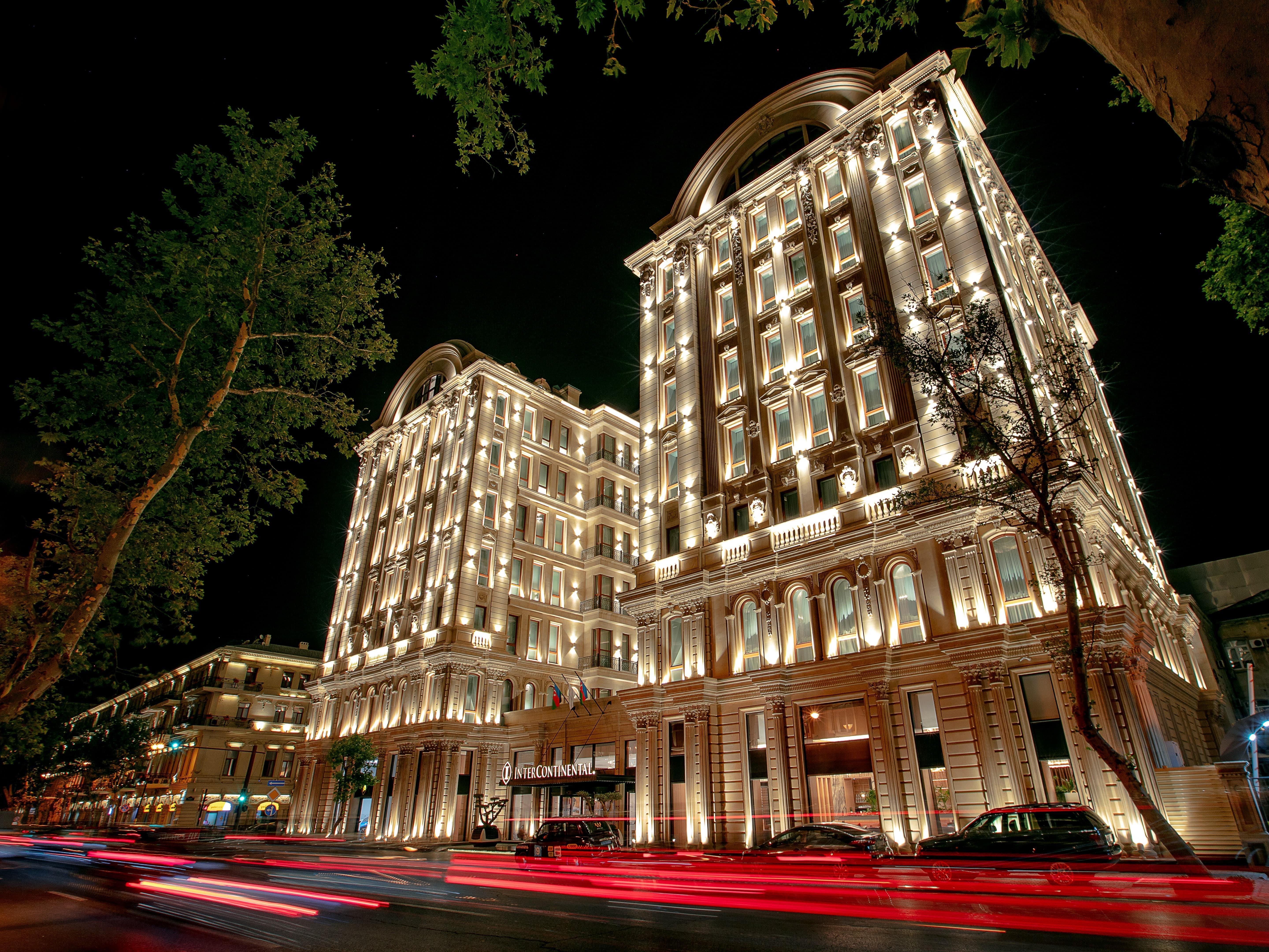 Hotel Intercontinental Baku By Ihg Zewnętrze zdjęcie The hotel at night