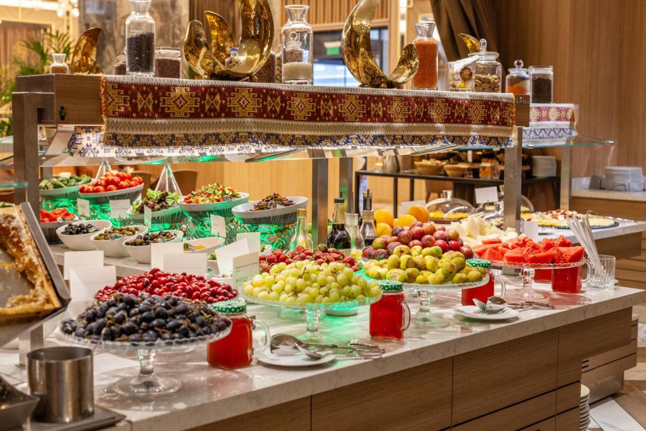 Hotel Intercontinental Baku By Ihg Zewnętrze zdjęcie A fruit buffet
