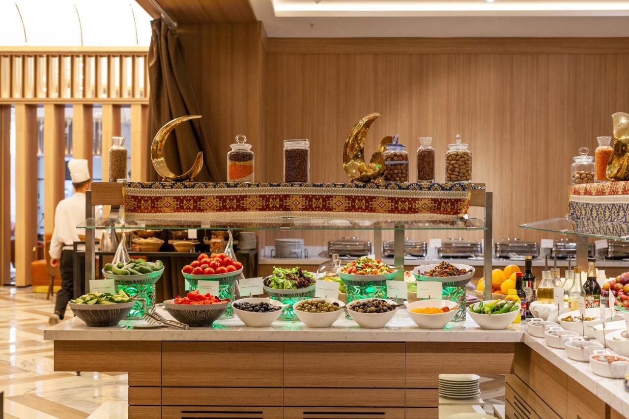 Hotel Intercontinental Baku By Ihg Zewnętrze zdjęcie A buffet at a hotel