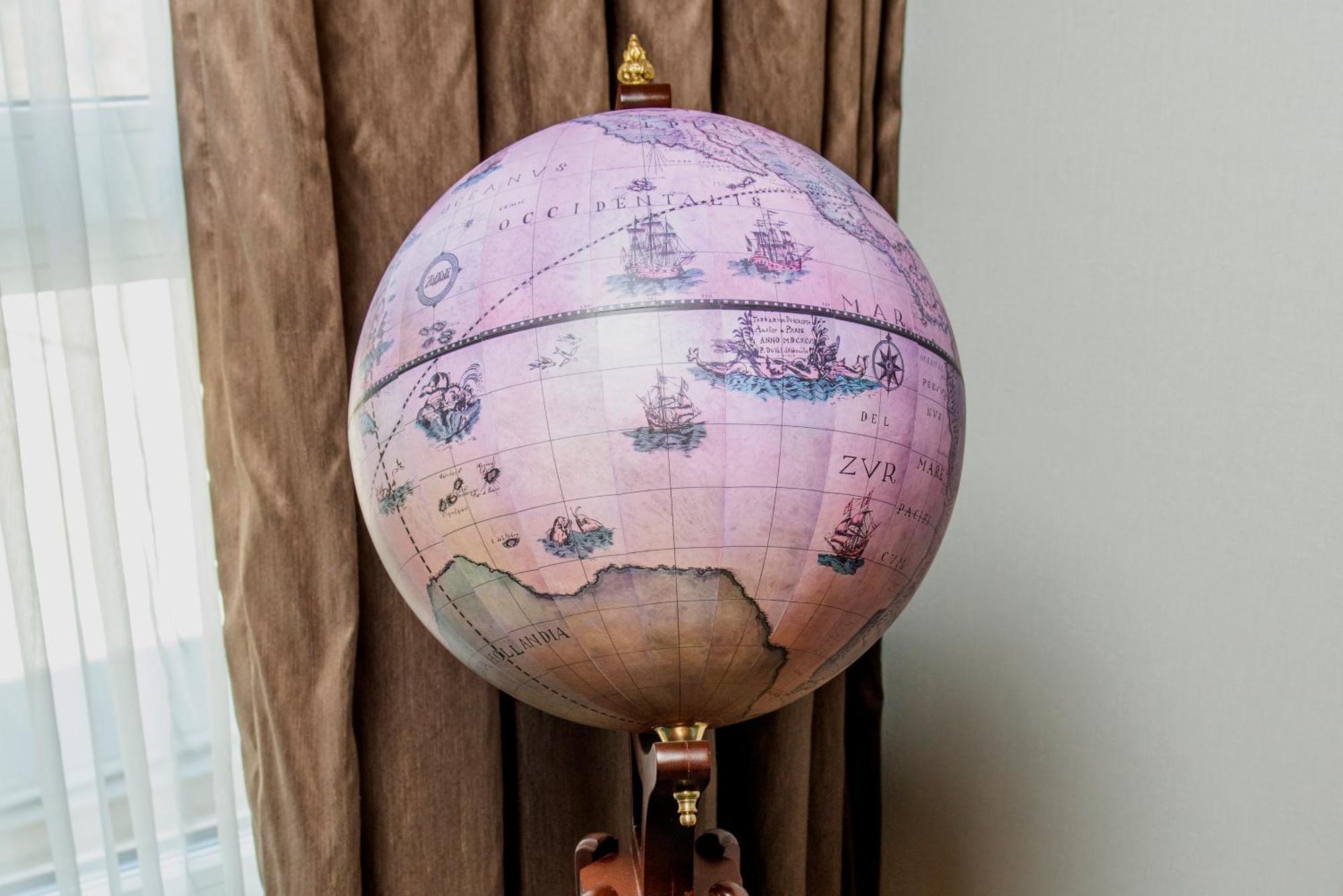 Hotel Intercontinental Baku By Ihg Zewnętrze zdjęcie A globe in the White House